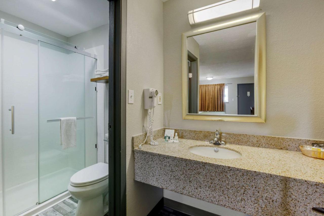 Quality Inn Columbus-East Екстер'єр фото